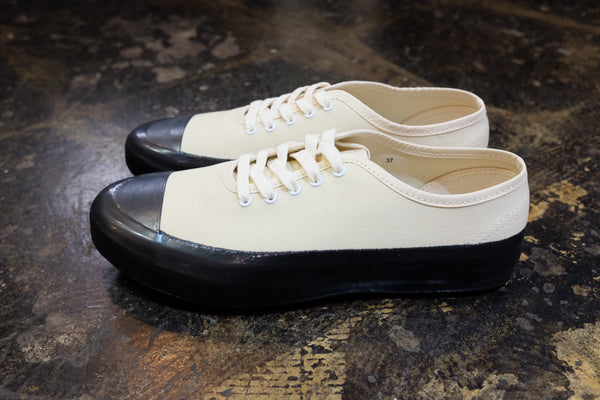CANVAS SNEAKERS